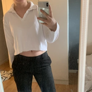 Ribbad vit tröja - Ribbad croppad vit tröja från Just Guat collection i storlek 38-40.