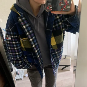 Tommy Hilfiger Jacka  - Tommy jeans- Hooded mixed plaid jacket i st M. Originellt en ”mans” jacka, ja skulle säga unisex! Super skön samt mjuk med cool design som ger den perfekta oversized looken! Den är som ny och använd vid 2 tillfällen! Vår och höst jacka men funkar också på sena sommar kvällar! 