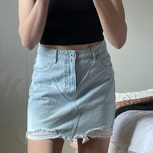 Denim kjol  - En fin, ljusblå denim kjol. Perfekt nu till sommaren😊 Köparen står för frakt 💕