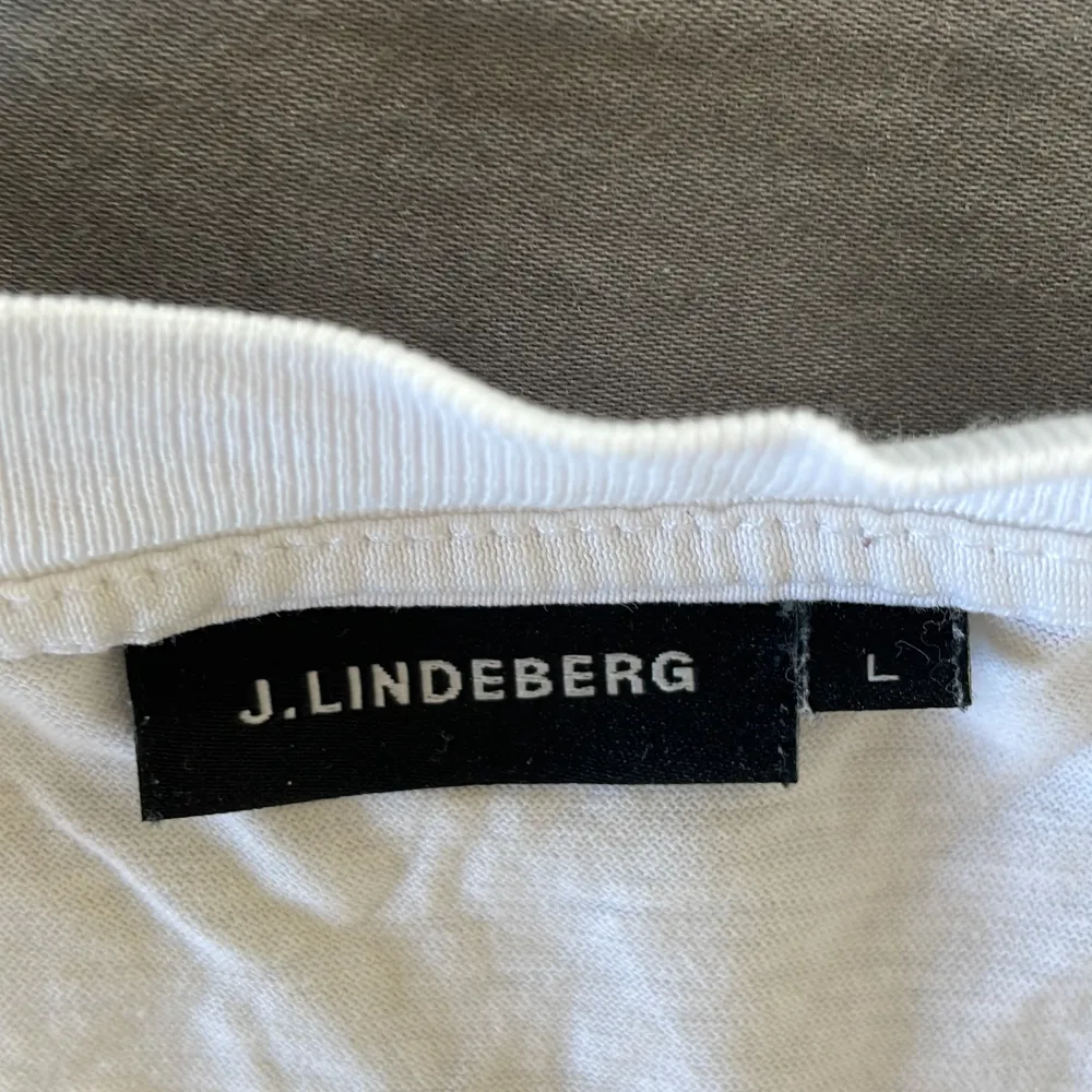 Vit, andvänd fåtal gånger, bra skick, ”Large” . T-shirts.