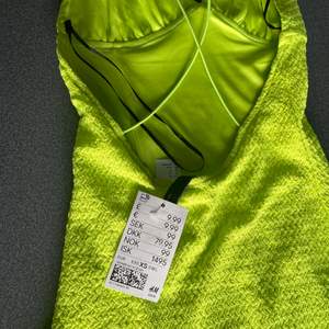 Figursydd, neongrön klänning ifrån H&M. Aldrig använd, därför prislapp kvar. Säljer pågrund av att den aldrig kommer till användning. Pris kan diskuteras. 