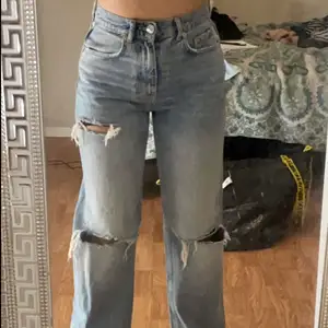 Säljer mina jeans från ginatricot💞 har aldrig använt dom. Skriv privat ifall du har frågor eller vill ha fler bilder👍🏽