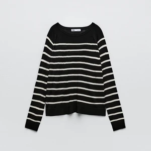 Vit randig zara tröja - Nu säljer jag också min vit randiga zara tröja! Jätte skönt material. Säljer pågrund av ingen användning. Använd ca 2 gånger, ny skick. Storlek M men jag själv brukar ha xs/s så skulle säga att den passar S också.