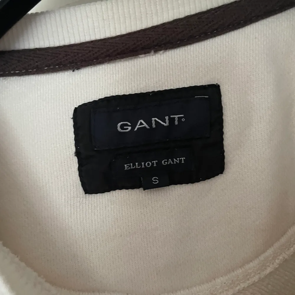 Vit tröja med snyggt tryck från Gant. Storlek small. . Tröjor & Koftor.