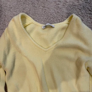 ❗️Gul lurvig tröja från Zara❗️ - 💕Säljer tröjan då jag inte använder den längre. Tröjan är i storlek M💕