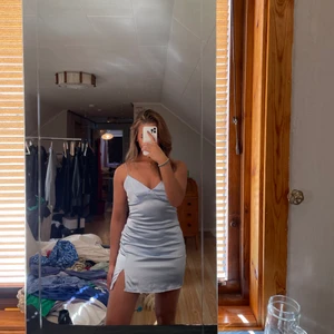 Blå satinklänning - Jättefin blå satinklänning köpt på byanastasia.  Lite kort för mig. 