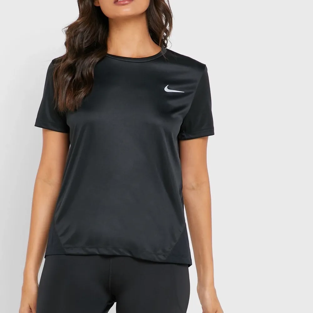 T-shirt från Nike, sport material. Köparen står för frakten, pris går att diskutera🖤. Hoodies.