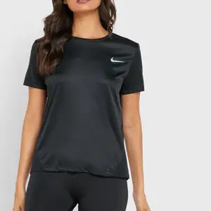 T-shirt från Nike, sport material. Köparen står för frakten, pris går att diskutera🖤