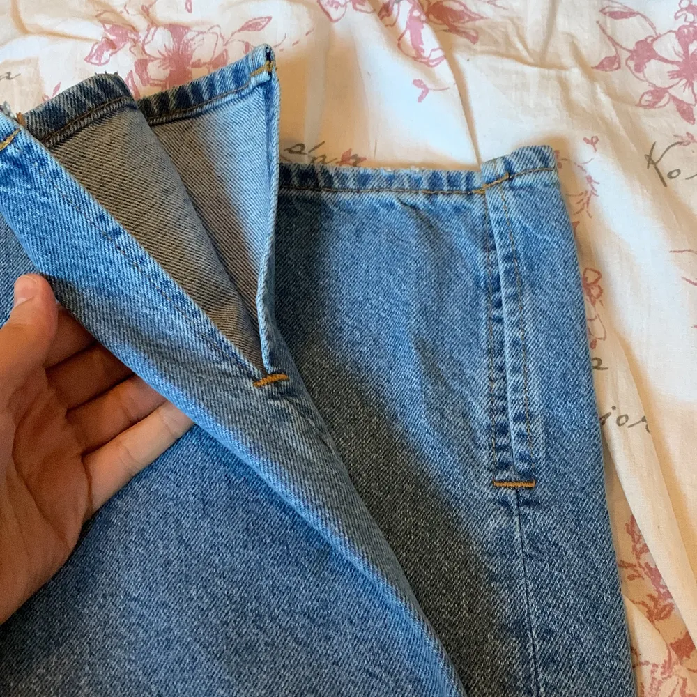 Hej! Säljer ett par nya pull&bear jeans som är använda endast en gång! Jag älskade jeansen men tyvärr insåg jag att de var lite för korta på mig efter användningen! Rensar garderoben och säljer detta par jeans för 100kr! Super snygga längst ner på ändarna! Strl 40 men passar mig som är 38-40 bra . Jeans & Byxor.