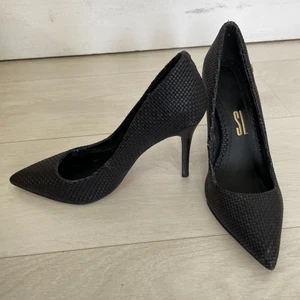 Stilettklackar svart storlek 38 - Stilettklackar i bra skick storlek 38.