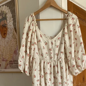 blommig sommarklänning - Säljer denna super fina somriga klänning då den blivit för stor, skriv om du har frågor🌺