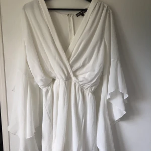 Byxdress Chiquelle - En vit byxdress (shorts) från Chiquelle i storlek M. Dragsko i ryggen och vida ärmar. Använd en gång. Frakt tillkommer📦