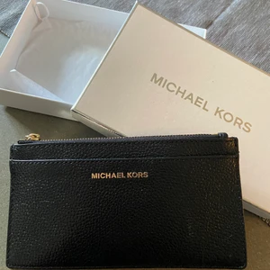 Michael Kors plånbok  - Använd 2 gånger i absolut nyskick. Inköpt för 1795:- orderbekräftelse från inköpsställe finns. Bud kan accepteras så skicka meddelande. 100% äkta 