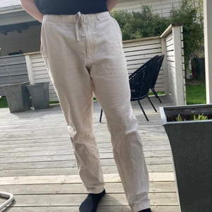 Linnebyxor - Linnebyxor från uniqlo. Waist: 84-92 cm. Jag är 185cm lång.