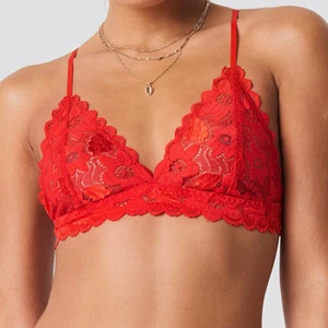NY Samsøe Samsøe bralette  - Helt ny och oanvänd bralette (prislapp kvar) från Samsøe Samsøe i röd, storlek XS. Originalpris 349kr, säljer för 99 (inklusive frakt som jag står för). 