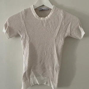 Zara topp - Topp från Zara i vit/beige. Storlek XS. Skriv för bilder på toppen på, för bättre bild av passform osv. Säljer för 50kr + frakt (frakten kan variera utöver skrivet pris). 