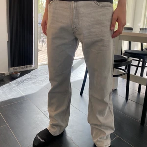 Weekday jeans modell space  - Snygga gråa weekday jeans strl 33/32. Lite stora på mig som är 183 som har normalt 31/32. Bra skick.