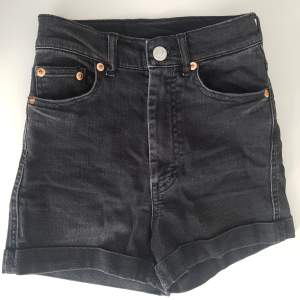 Svarta högmidjade jeansshorts från monki i storlek 24. Säljer då de tyvärr blivit lite för tajta. I bra skick! 