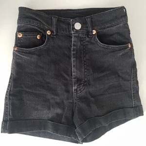 Svarta jeansshorts - Svarta högmidjade jeansshorts från monki i storlek 24. Säljer då de tyvärr blivit lite för tajta. I bra skick! 