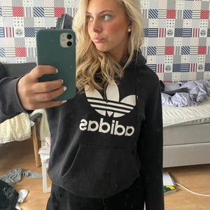 Hoodie - En superfin hoodie från adidas i fint skick! Säljer på grund av att jag har för många. Lite overzized fit och mycket bakväm! 