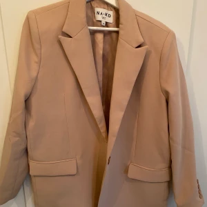 Oversized blazer  - Oversized beige blazer bakre i storlek 40, aldrig använd nypris 599kr 