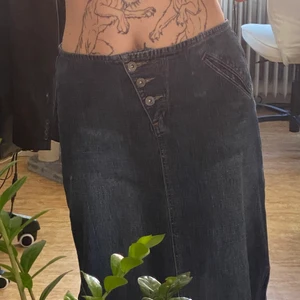 Lång denimkjol - Jättefin lång denimkjol i storlek M 🌿 kjolen har tre slits, en i fram och två på sidan (se bild 3) 💕 kjolen har 1 ficka i fram, alltså inga bakfickor 🌷 midjemått är ish 80 💕
