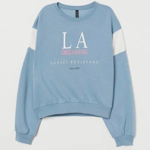 Sweatshirt  - Är i bra skick, köparen står för frakten:)