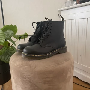 Helt oanvända äkt doc martens, strl 40 - Supersnygga äkta svart doc martens, HELT oanvända i storlek 40! 