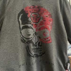 Äkta Philipp Plein strl xxl  - Äkta Philipp Plein, den är som en L i storleken tyvärr inga kvitton men köpt på Johnells. Du kan testa scanna QR koden! Originalpriset 7500kr!