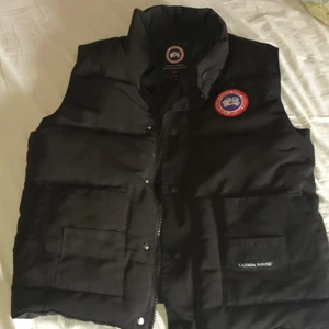 Canda goose väst - Canada goose väst i bra skick, en knapp som inte är orginal eftersom knappen lossna men fick sy dit en ny, tar jätte gärna emot byten och priset kan diskuteras vid snabbaffär och köpare står för frakt. skriv om ni är intresserade svarar snabbt💙