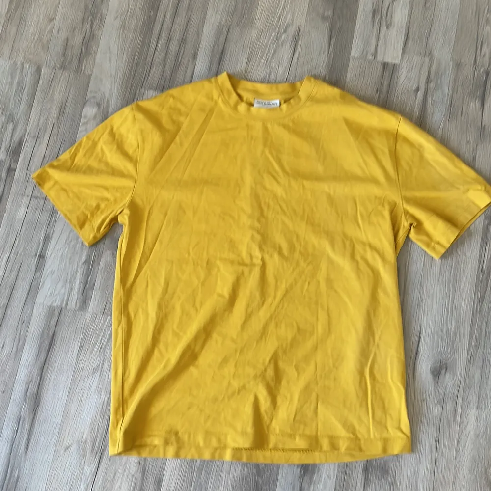Säljer senapsgul t-shirt köpt på volt. Använd fåtal gånger. T-shirts.