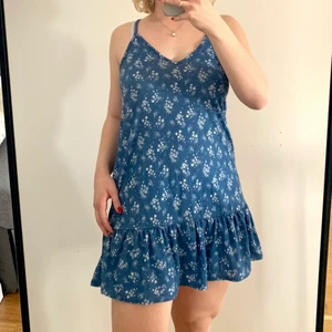 Sommarklänning - Så fin och skön sommarklänning med volang nedtill. Jag är 161 cm🌸