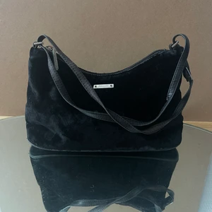 POLLINI väska i sammet - Väska från pollini i sammet med reglerbar axelrem i läder. Nypris på väskan ca 1750-2500kr (finns ej kvar i sortimentet så kan inte kolla exakt). Den har hängt med ett tag därav försäljningspriset med fortfarande i relativt gott skick.