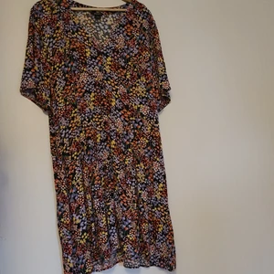 Monki klänning - Monki klänning med knappar. Figursydd. Aldrig använd.