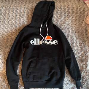 Snygg Ellesse hoodie i storlek 36. Fin kvalitet och sparsamt använd