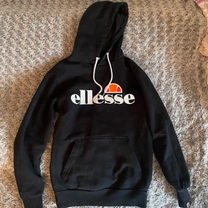 Ellesse hoodie - Snygg Ellesse hoodie i storlek 36. Fin kvalitet och sparsamt använd