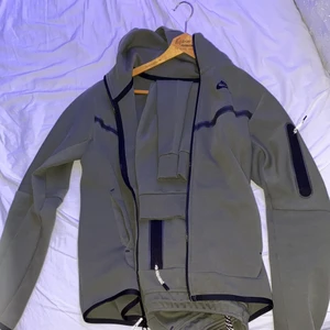 Nike Tech Fleece storlek XS OCH M - Grön Nike tech fleece i storlek XS på koftan o storlek M på byxorna, sälj inte separat ‼️ Tröjan och byxorna sitter som S