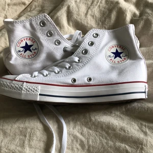 Converse AllStar Sneakers - Storlek 7/ 40 vit Nästan ny.