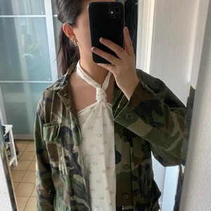 Militärjacka! - Jättesnygg militärjacka som är medellång på mig som är 168! Passar nog både S och M!!