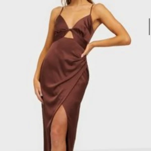 Balklänning / festklänning  - En jättefin klänning som bara använts ett par timmar på en finsittning. 