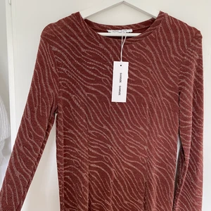 Lång klänning från samsoe  - Nytt skick, aldrig använd, superfin burgundyfärgad klänning med glittrigt zebramönster