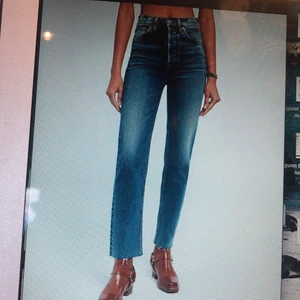 Re-Done vintage 70s - Helt nya re-done jeans i strl 24. Skönaste jeansen med skön stretch. Höga i midjan och så jäkla snygga live. Riktigt vintage inspirerade. Köptes från usa för 2000 men passar tyvärr inte. Det är helt slut på deras hemsida så går ej att få tag på längre. Ps: har den perfekta blåa nyansen 