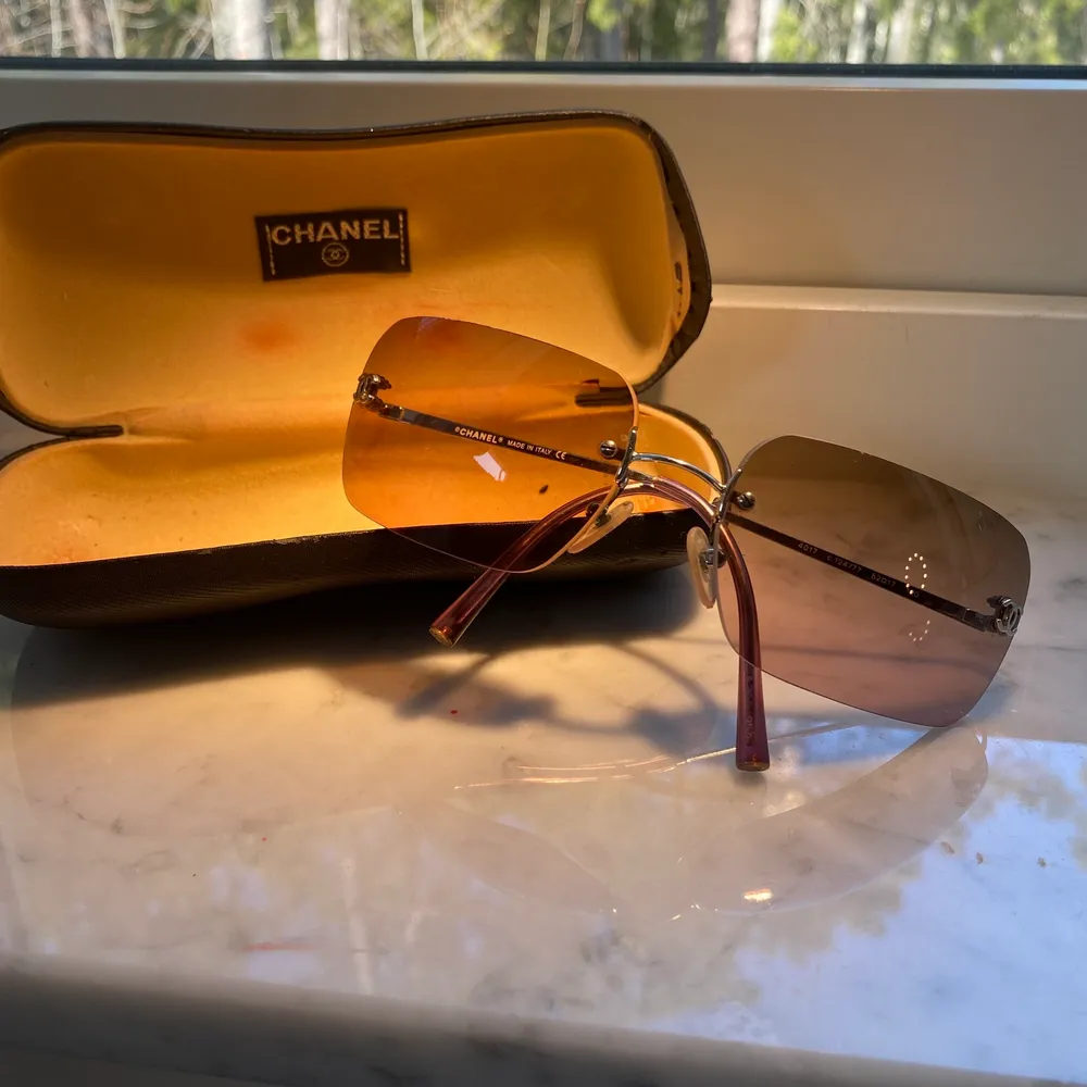 Säljer dessa jättefina solglasögon med metall ram från Chanel. De är äkta och kommer med ett äkta fodral. Nypriset är ungefär 2500. Köparen står för frakt! 💖. Accessoarer.