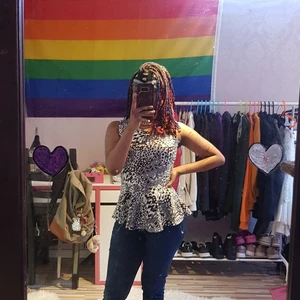 Linne med volang - Vitt linne med svarta mönster och volang. Storlek S, ganska tight passform och i mycket gott skick. Har använts några gånger men säljs för byte av stil. Märke: sisterS point. Hör av dig privat för frågor eller intresse!