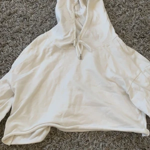 Croppad hoodie, S - En croppad hoodie från shein i storlek S. Har endast använts 3-4 ggr. Jättefint skick