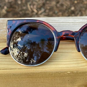 Cat Solglasögon  - Läckra, snygga ”cat” solglasögon från Bikbok. Sparsamt använda.