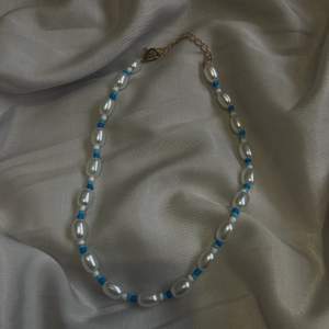 Superfint pärlhalsband med blåa pärlor i olika nyanser, så fint när man är lite brun på sommaren tillexempel eller bara för att pimpa upp en outfit som sista bilden ! 🫶🏼🫶🏼