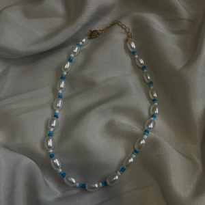 Pärlhalsband🫶🏼 - Superfint pärlhalsband med blåa pärlor i olika nyanser, så fint när man är lite brun på sommaren tillexempel eller bara för att pimpa upp en outfit som sista bilden ! 🫶🏼🫶🏼