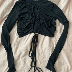 Tied up top - Snygg top från Nelly helt oanvänd med prislapp kvar. Snörning nertill.