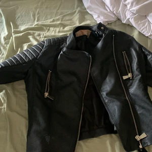 Chiquelle skinnjacka  - Jag vill sälja den pga av att jag inte använder och att den är för stor för mig och den finns inte att köpa längre nånstans,köpte för 700 men säljer för 400 pga av att jag har använt några gånger 